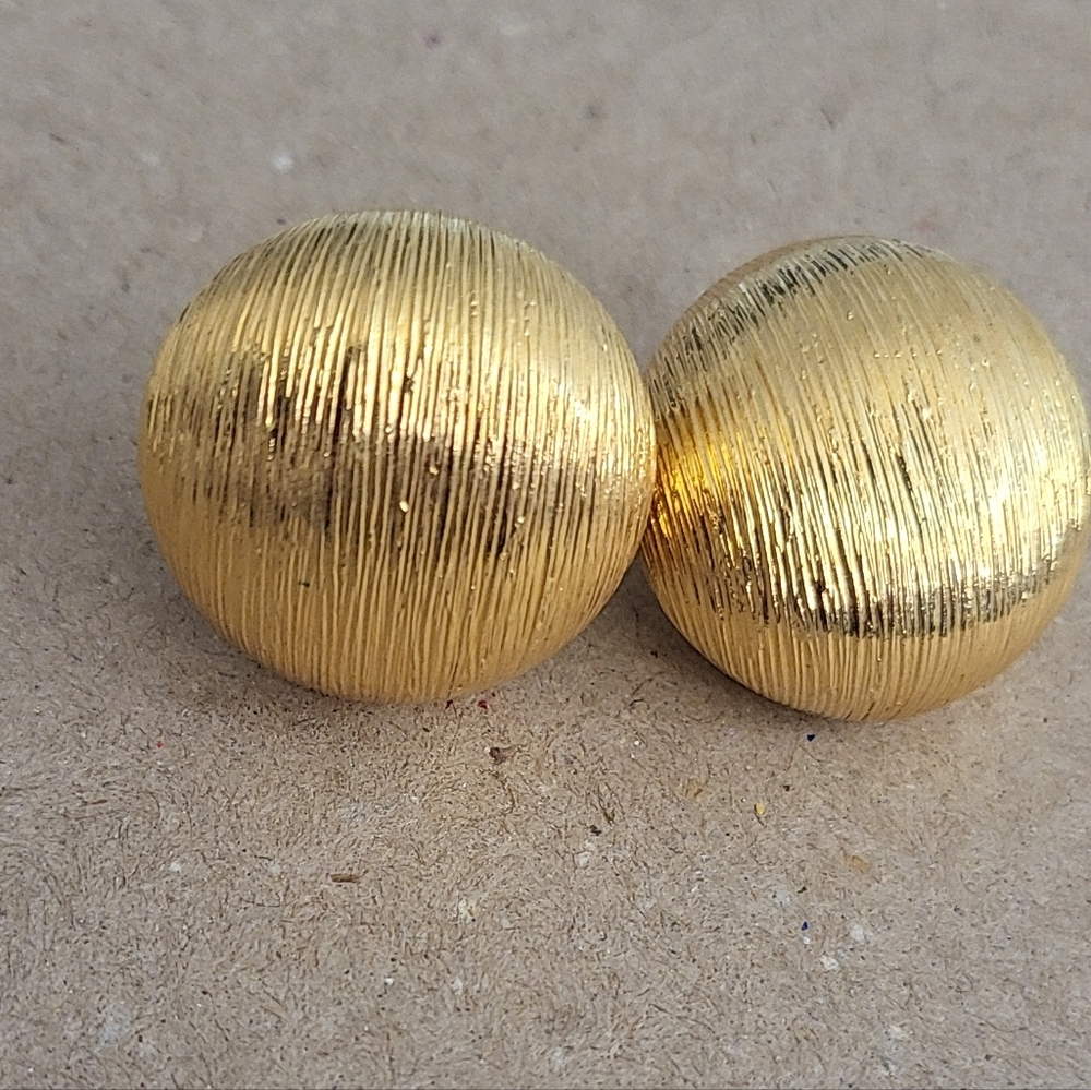 Vintage Erwin Pearl gold-tone clip-on earrings